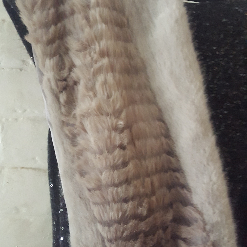 Banana Republic faux fur/silk scarf hand slits.